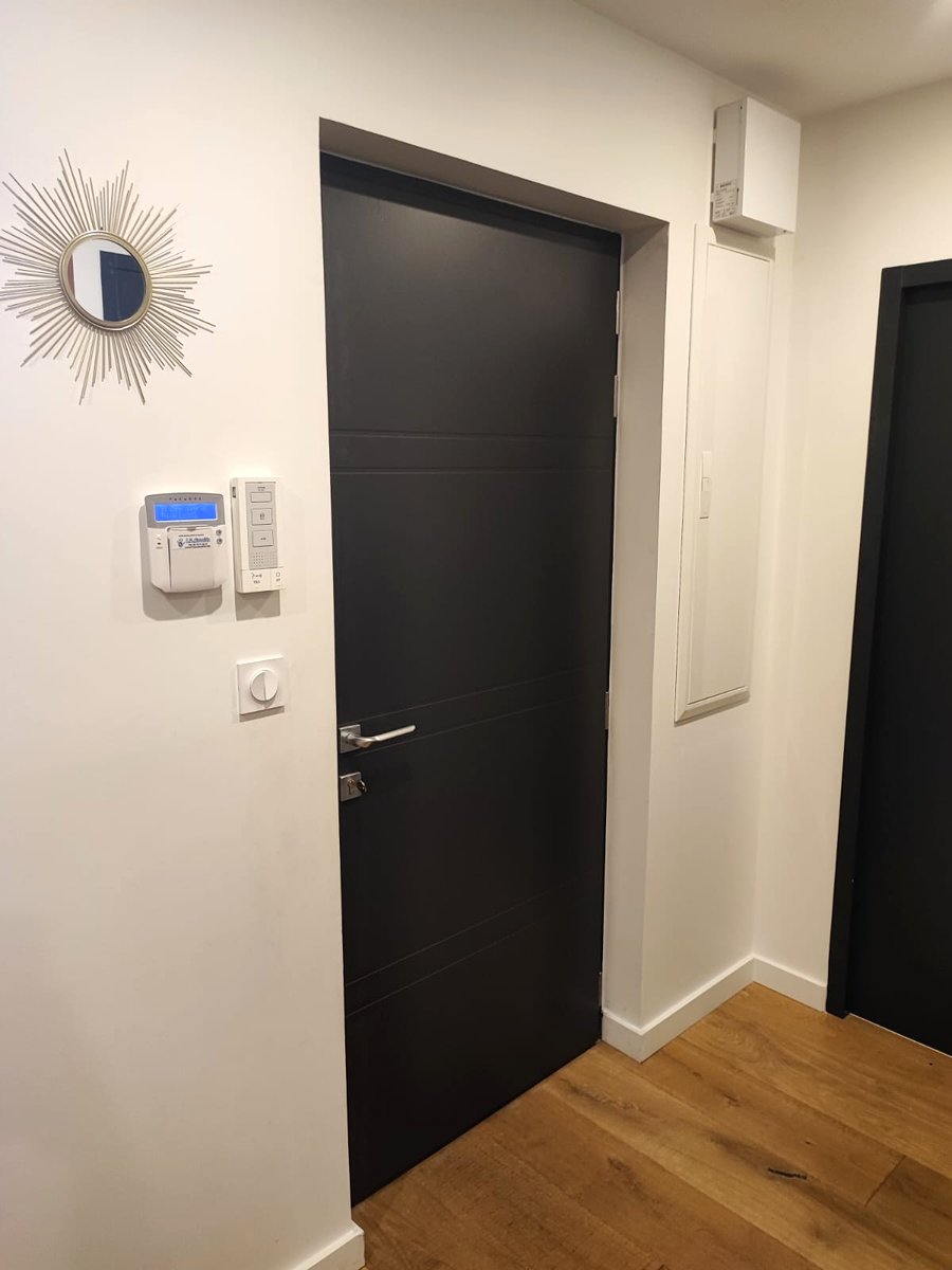 Porte blindée noire appartement moderne Grenoble