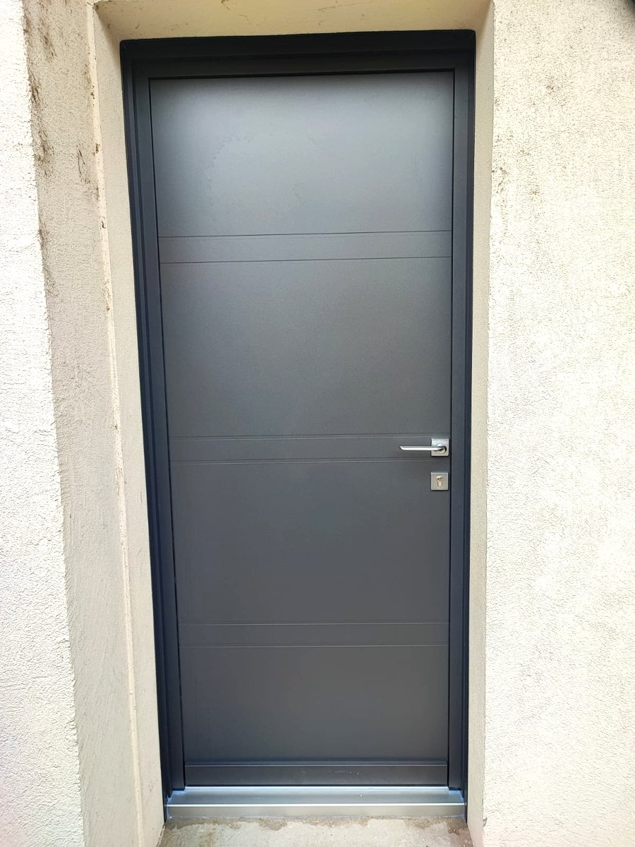 Porte blindée grise maison individuelle Grésivaudan