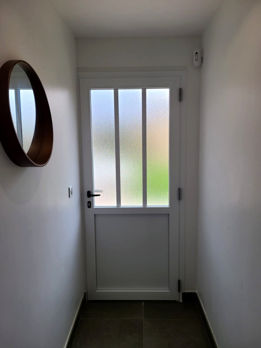 Porte blindée vitrée grise intérieur contemporain