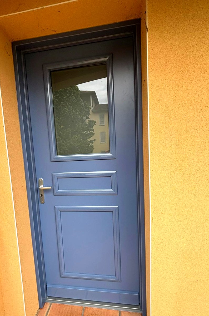 Porte blindée bleue maison individuelle Isère